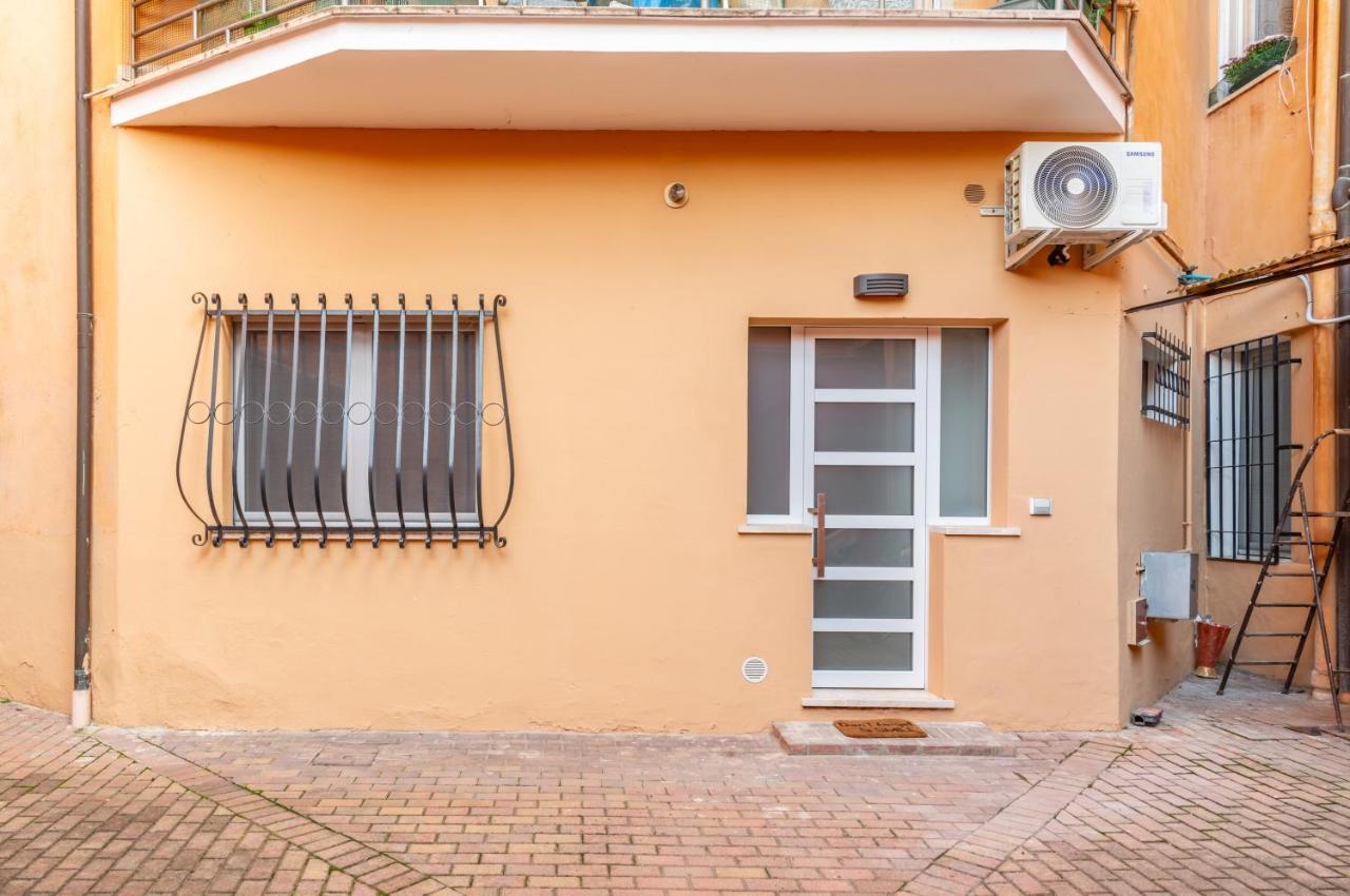 Un Nido A Mantova Historic Apt Near The Center! Exterior photo